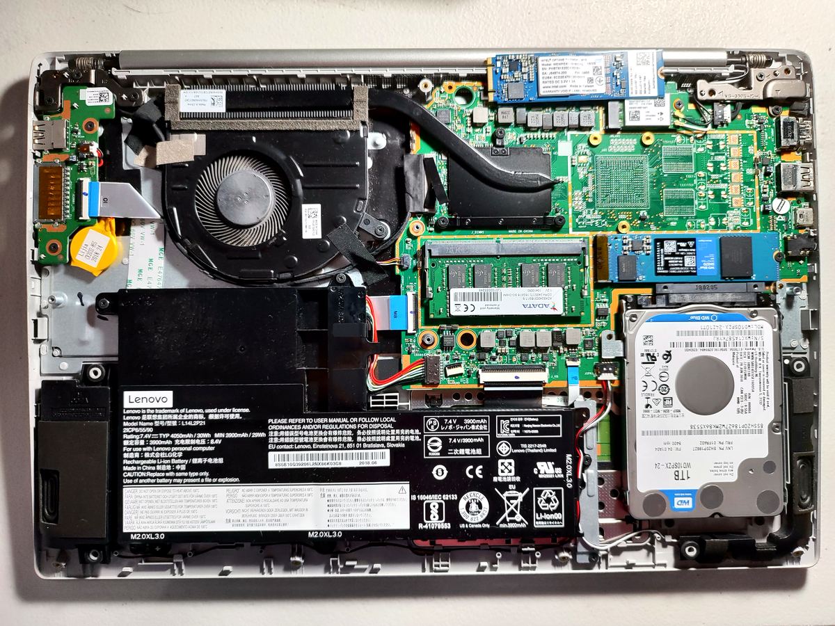 Laptop Lenovo abierta: memoria, disco y ventilador