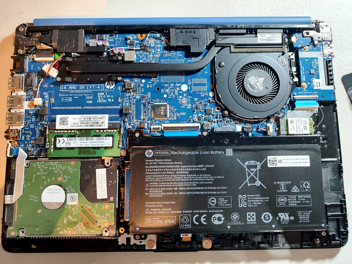 Laptop HP abierta durante el mantenimiento
