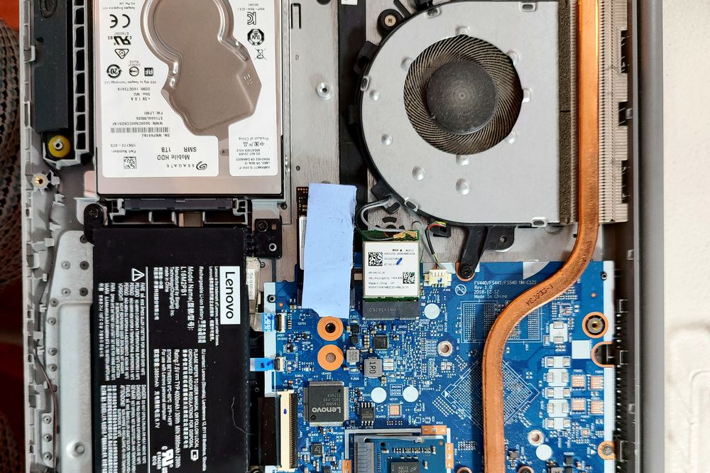 Laptop abierta durante el diagnóstico